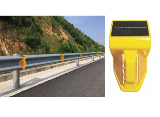Baliza solar autónoma guardarraíl carretera.
